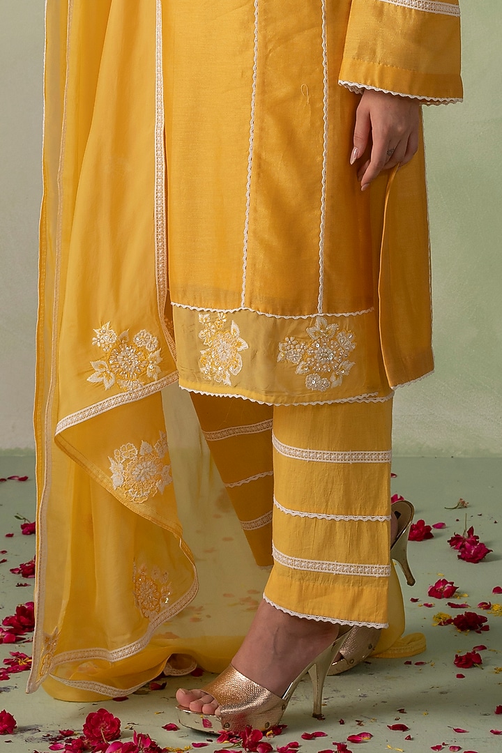 Mustard Cotton Cambric Resham & Cutdana Embellished Kurta Set by Varun chhabra at Pernia's Pop Up Shop