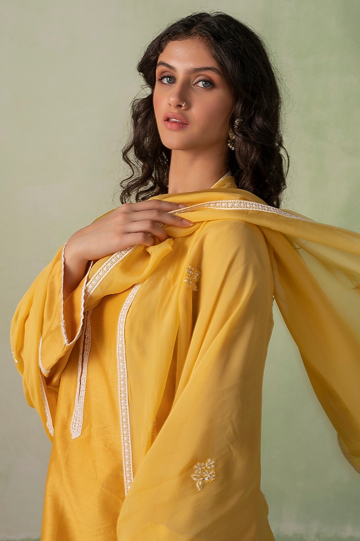Mustard Cotton Cambric Resham & Cutdana Embellished Kurta Set by Varun chhabra at Pernia's Pop Up Shop