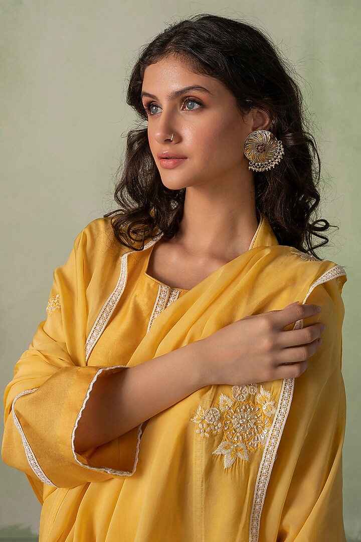 Mustard Cotton Cambric Resham & Cutdana Embellished Kurta Set by Varun chhabra at Pernia's Pop Up Shop
