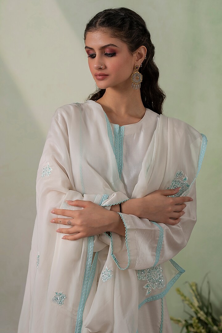 Ivory Cotton Cambric Resham & Cutdana Embellished Kurta Set by Varun chhabra at Pernia's Pop Up Shop