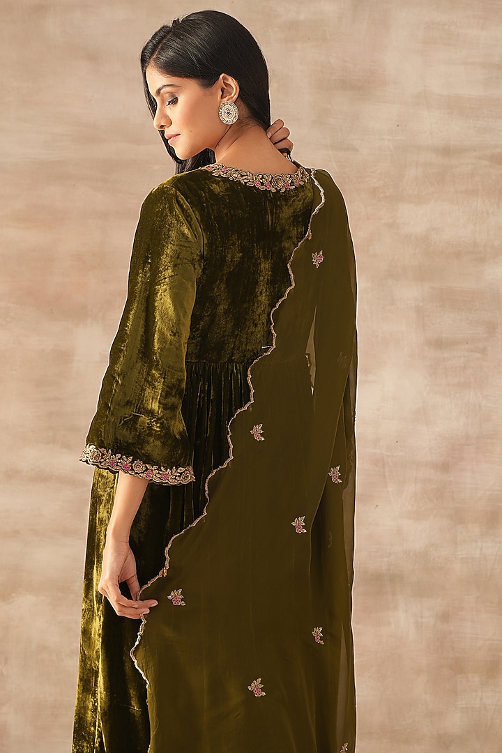 Green Velvet Dabka Embroidered Wedding Anarkali Set by Varun chhabra at Pernia's Pop Up Shop