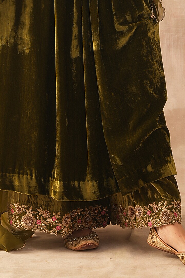 Green Velvet Dabka Embroidered Wedding Anarkali Set by Varun chhabra at Pernia's Pop Up Shop