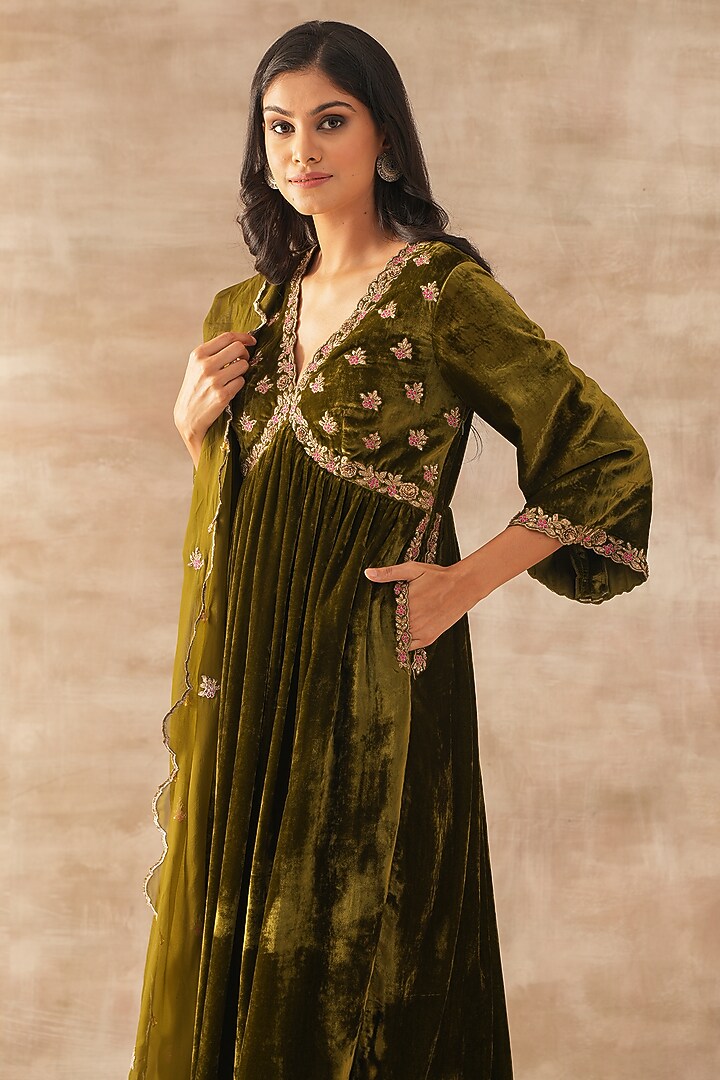 Green Velvet Dabka Embroidered Wedding Anarkali Set by Varun chhabra at Pernia's Pop Up Shop
