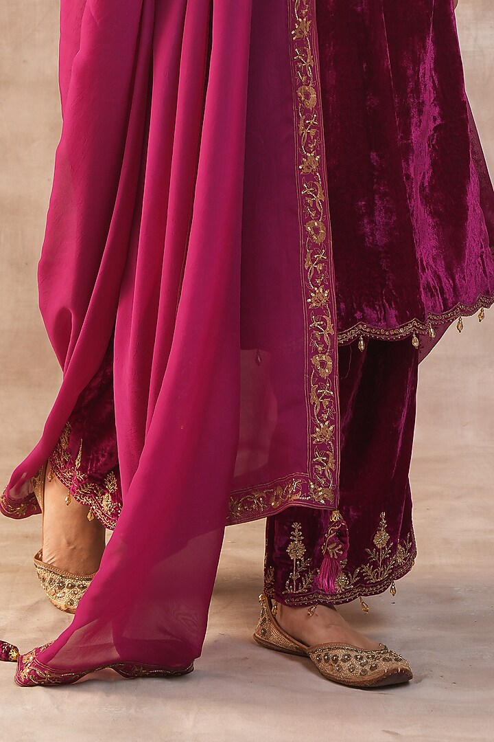 Pink Velvet Embroidered Kurta Set by Varun chhabra at Pernia's Pop Up Shop