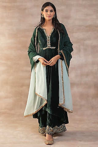 Green Velvet Resham Embroidered Kurta Set by Varun chhabra