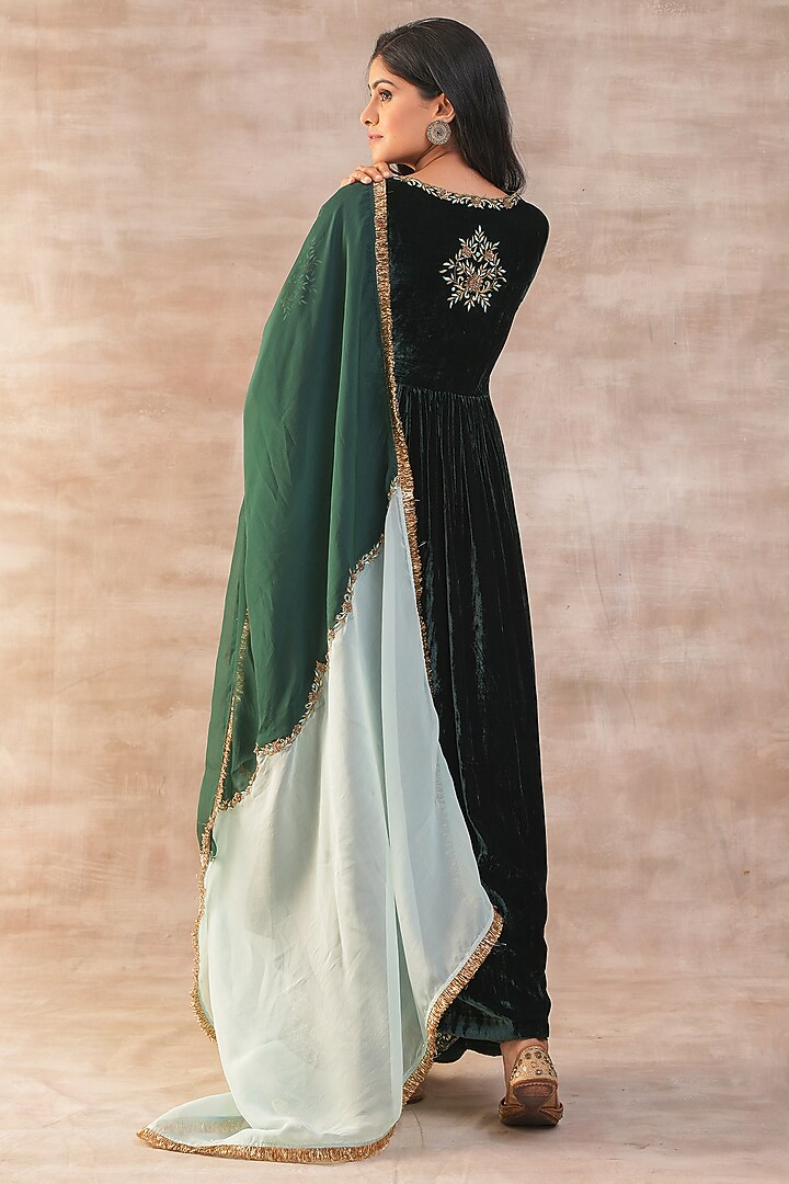 Green Velvet Resham Embroidered Kurta Set by Varun chhabra at Pernia's Pop Up Shop