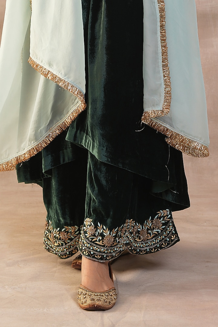 Green Velvet Resham Embroidered Kurta Set by Varun chhabra at Pernia's Pop Up Shop