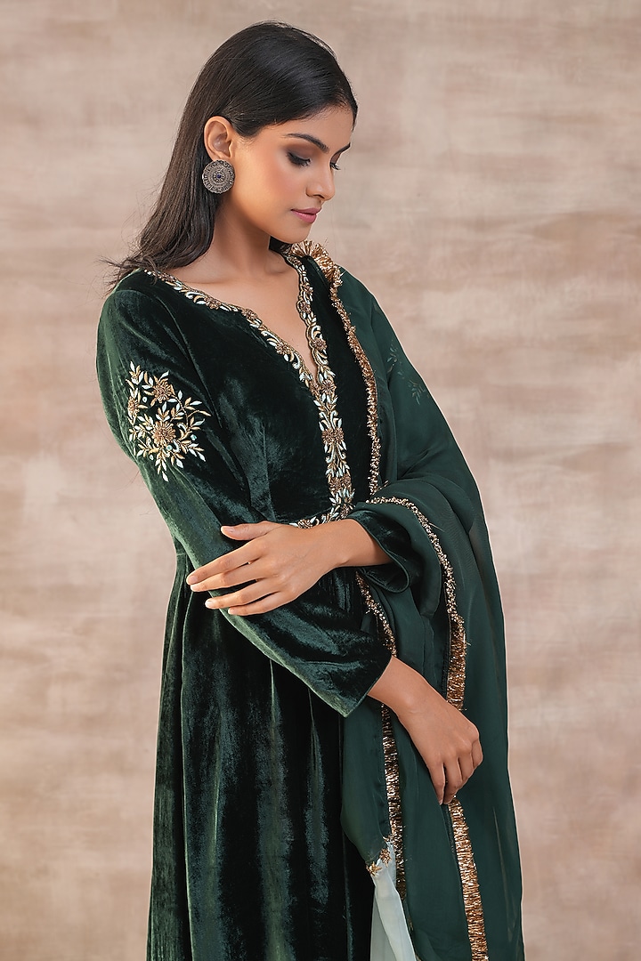 Green Velvet Resham Embroidered Kurta Set by Varun chhabra at Pernia's Pop Up Shop