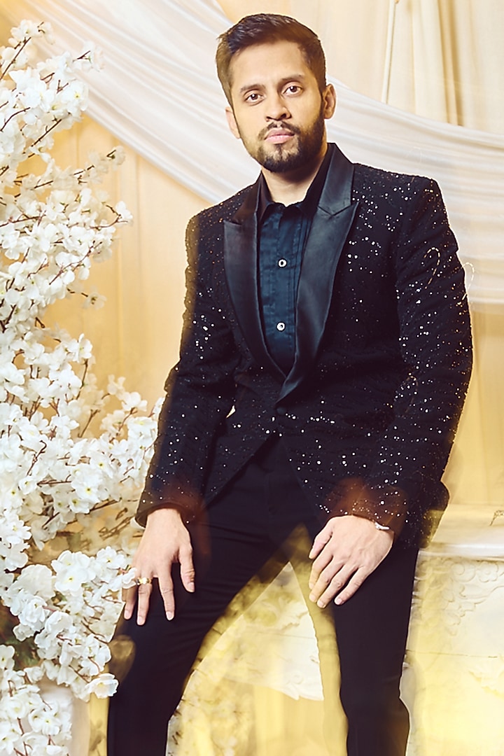 Ebony Black Suiting Embroidered Blazer Set by Varun Chakkilam Men at Pernia's Pop Up Shop