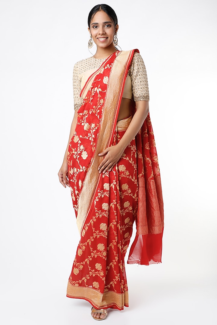 Red Georgette Banarasi Saree Set by VAISHALI AGARWAL