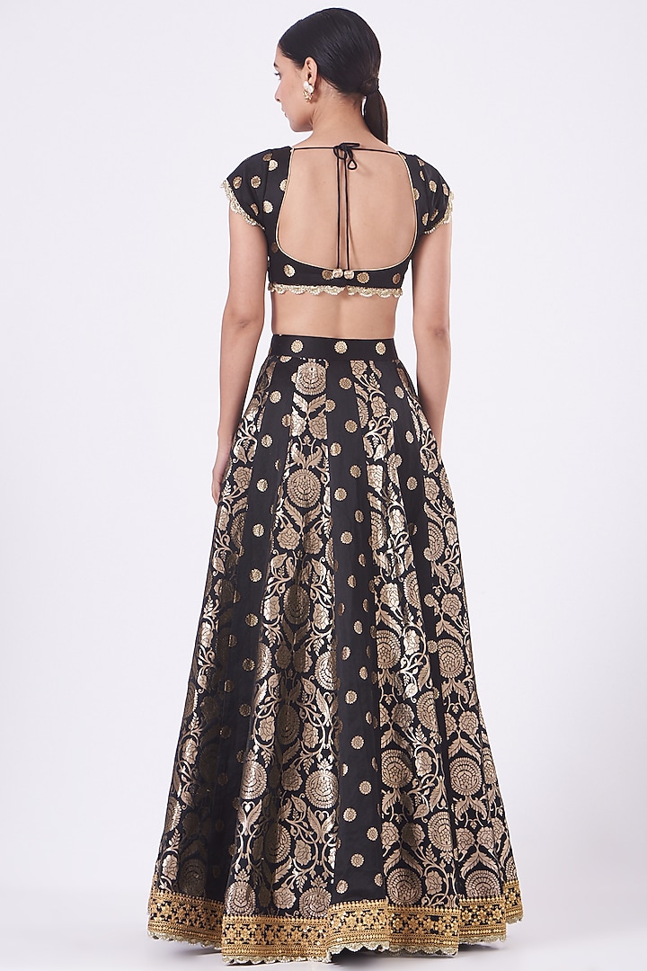 Black Embroidered Bridal Lehenga Set by Vandana Malhotra at Pernia's Pop Up Shop