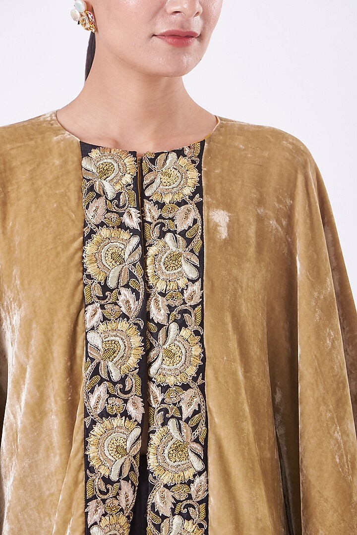 Gold Velvet Embroidered Cape by Vandana Malhotra at Pernia's Pop Up Shop