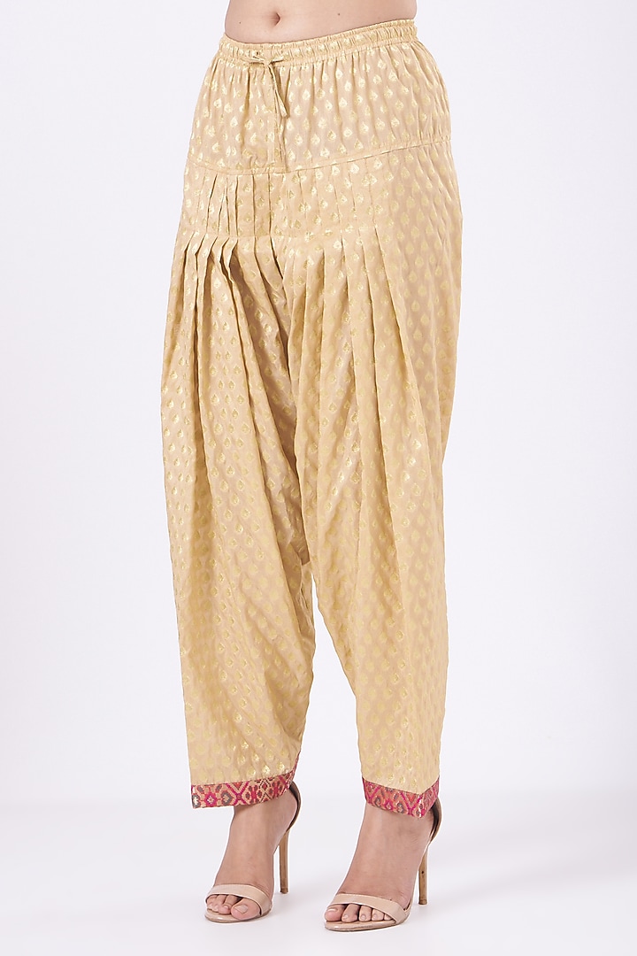 Gold Velvet Kurta Set by Vandana Malhotra at Pernia's Pop Up Shop