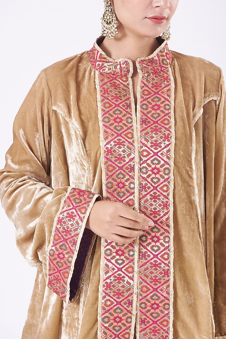 Gold Velvet Kurta Set by Vandana Malhotra at Pernia's Pop Up Shop