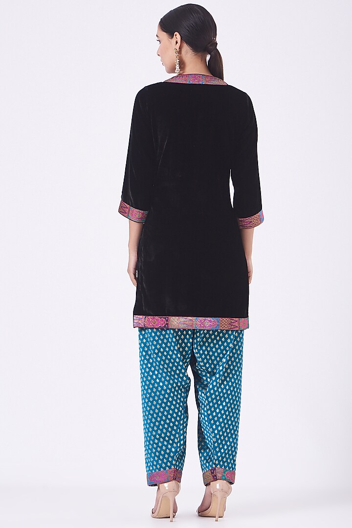 Black Velvet Kurta Set by Vandana Malhotra at Pernia's Pop Up Shop