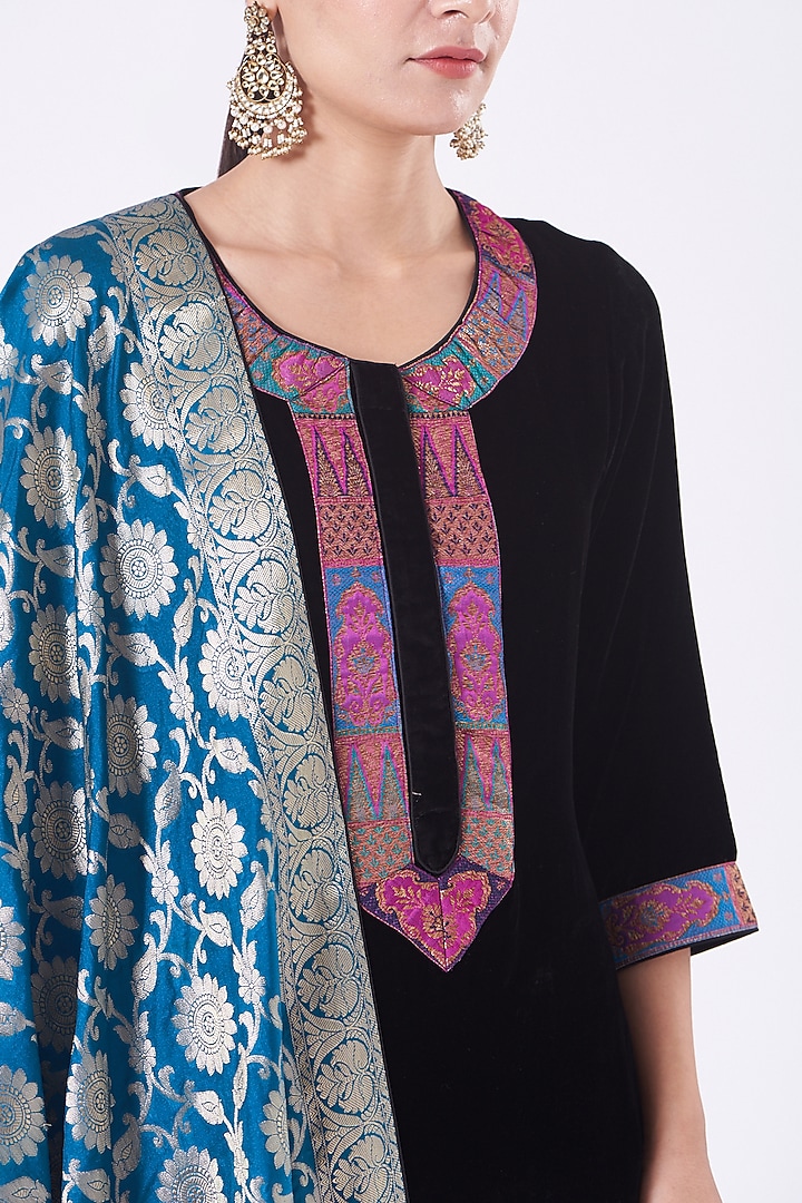 Black Velvet Kurta Set by Vandana Malhotra at Pernia's Pop Up Shop
