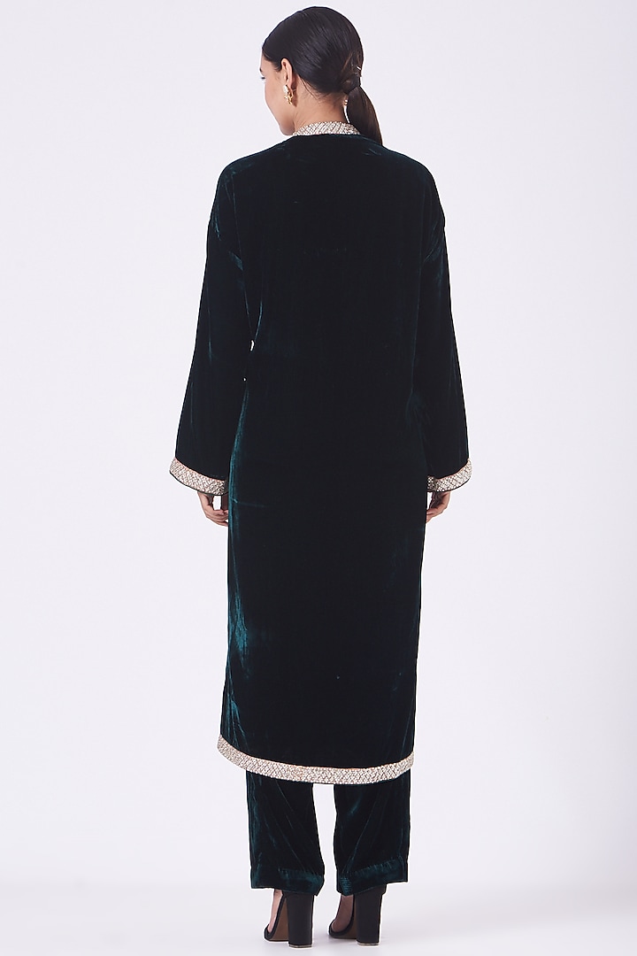 Green Velvet Kurta Set by Vandana Malhotra at Pernia's Pop Up Shop
