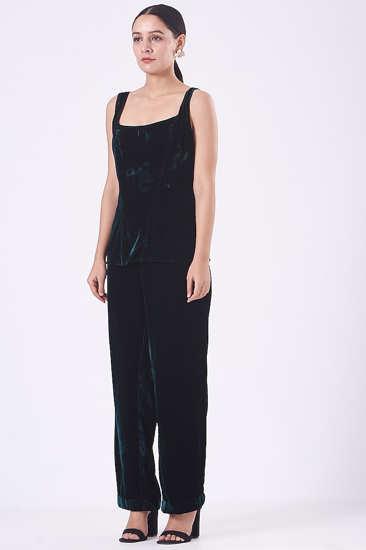 Green Velvet Kurta Set by Vandana Malhotra at Pernia's Pop Up Shop
