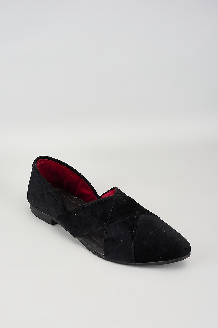 Black Velvet Mojris by Vaibhav & Mitali Men at Pernia's Pop Up Shop