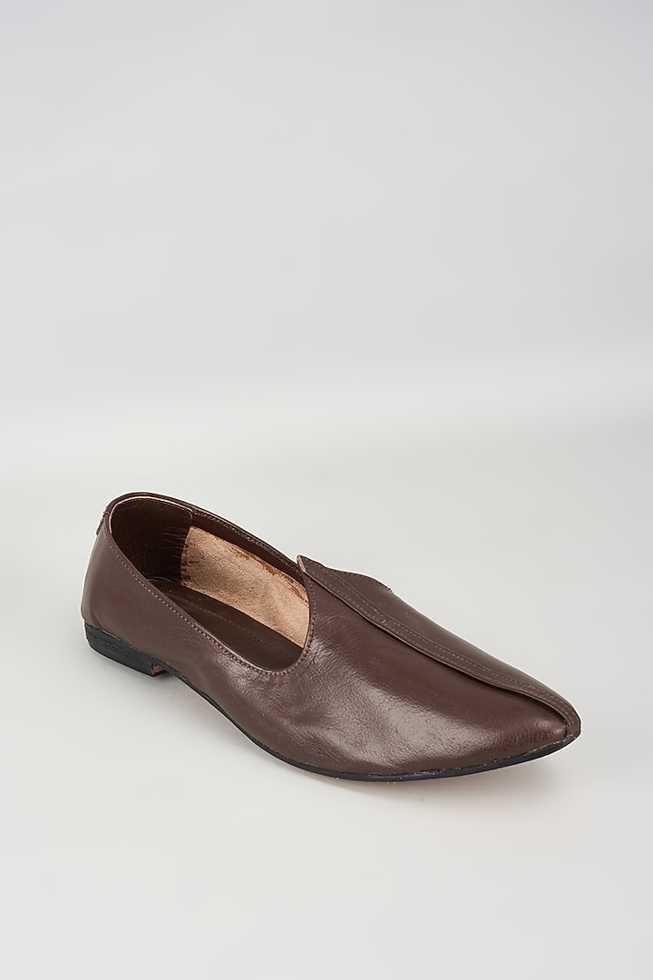 Brown Leather Mojris by Vaibhav & Mitali Men at Pernia's Pop Up Shop