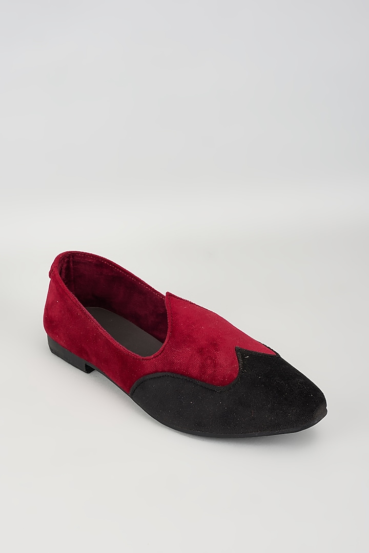 Black & Red Velvet Mojris by Vaibhav & Mitali Men at Pernia's Pop Up Shop