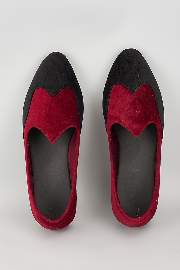 Black & Red Velvet Mojris by Vaibhav & Mitali Men at Pernia's Pop Up Shop