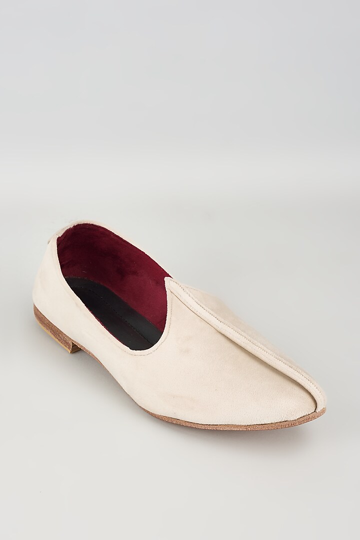 Off-White Velvet Mojris by Vaibhav & Mitali Men at Pernia's Pop Up Shop