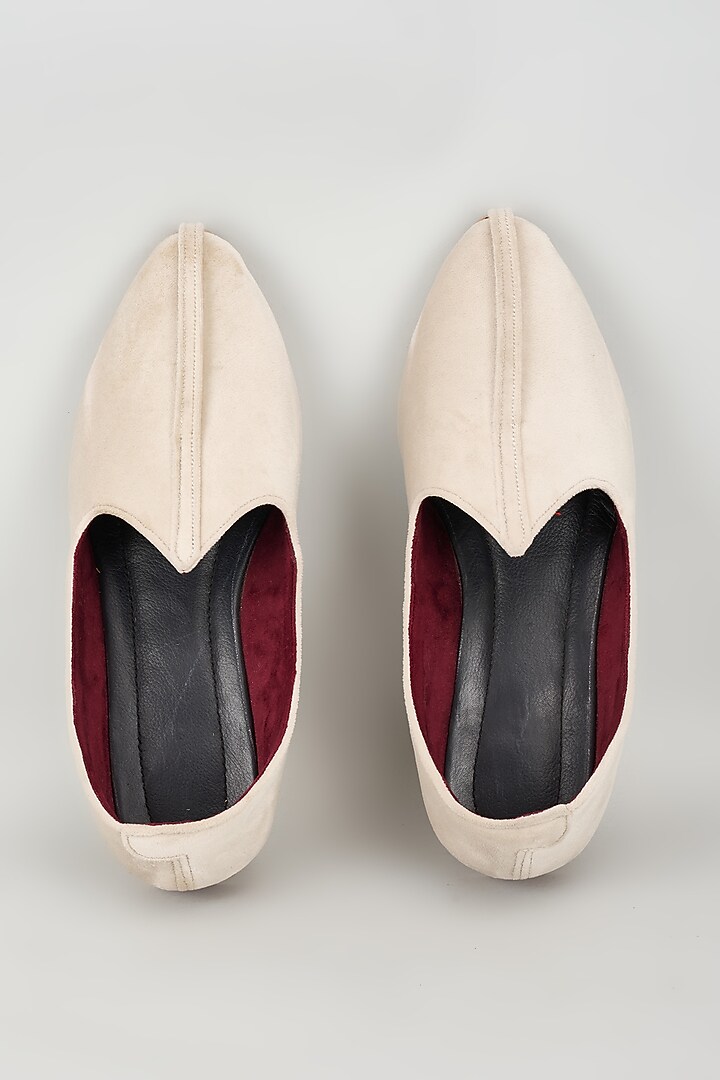 Off-White Velvet Mojris by Vaibhav & Mitali Men at Pernia's Pop Up Shop