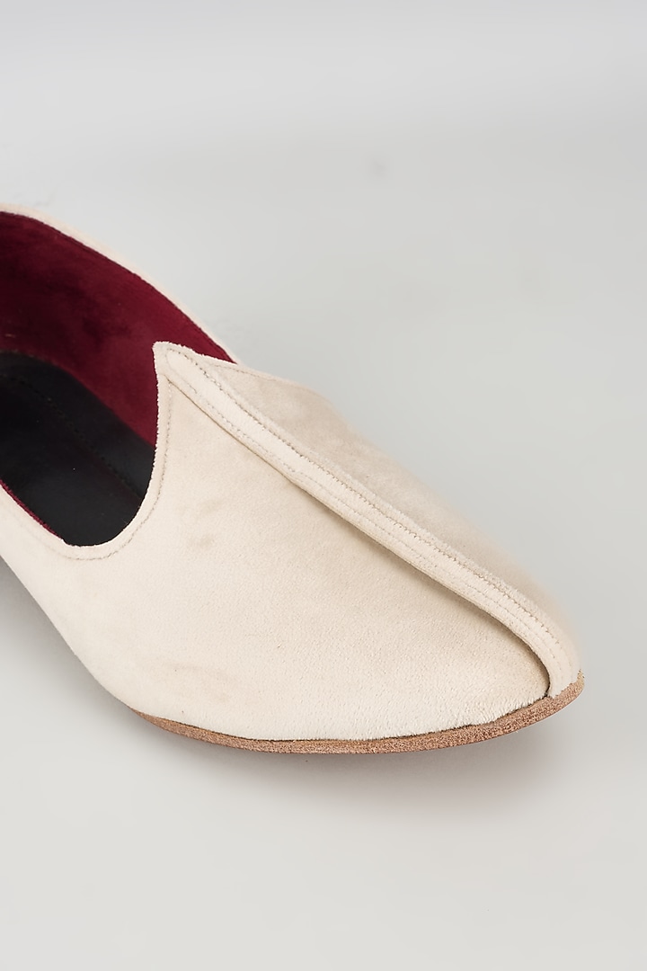 Off-White Velvet Mojris by Vaibhav & Mitali Men at Pernia's Pop Up Shop