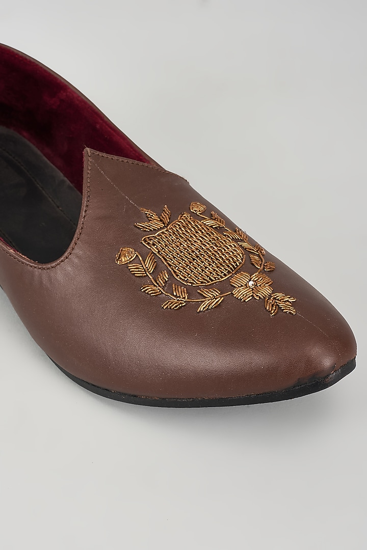 Brown Leather Zardosi Embroidered Mojris by Vaibhav & Mitali Men at Pernia's Pop Up Shop