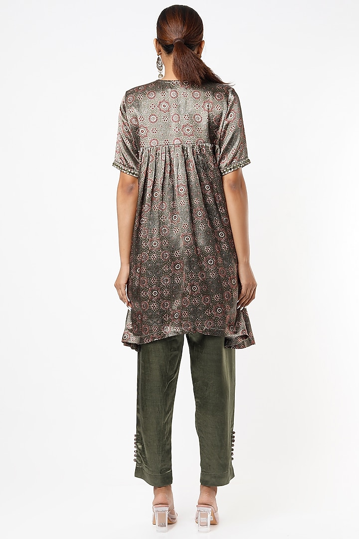 Olive Green Printed Kurta Set by VANA ETHNICS at Pernia's Pop Up Shop