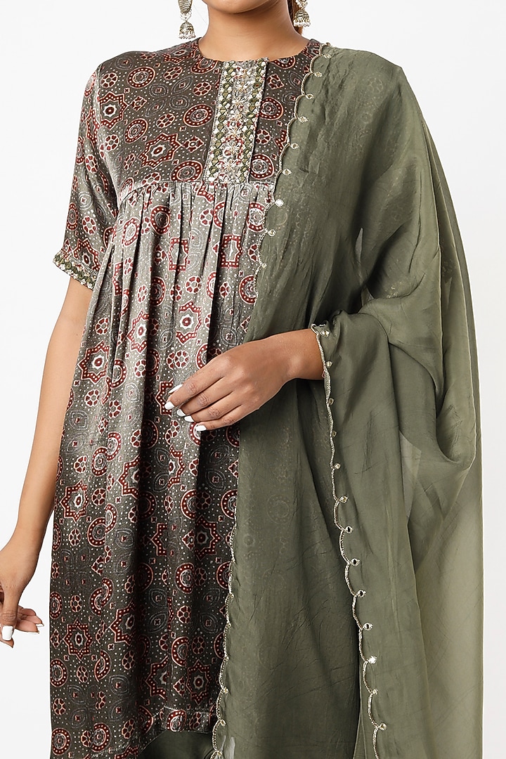 Olive Green Printed Kurta Set by VANA ETHNICS at Pernia's Pop Up Shop