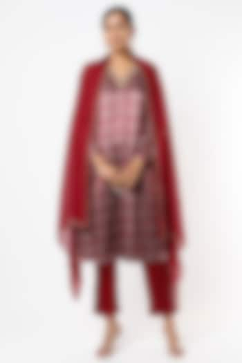 Red Embroidered Kurta Set by VANA ETHNICS at Pernia's Pop Up Shop