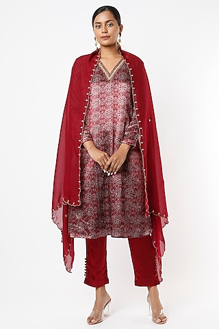 Red Embroidered Kurta Set by VANA ETHNICS