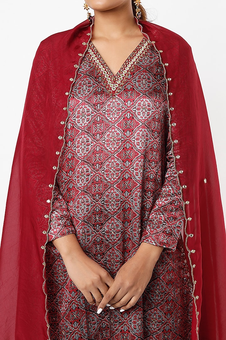 Red Embroidered Kurta Set by VANA ETHNICS at Pernia's Pop Up Shop