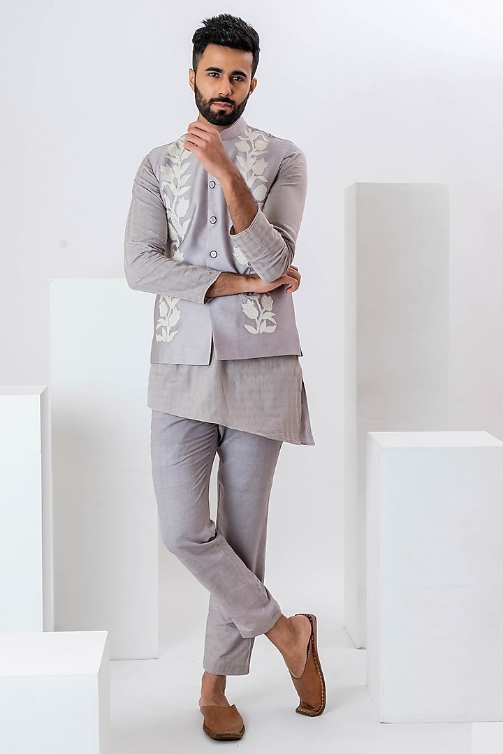 Grey Handwoven Chivia Silk Applique Work Bundi Jacket by VAANI BESWAL MEN at Pernia's Pop Up Shop