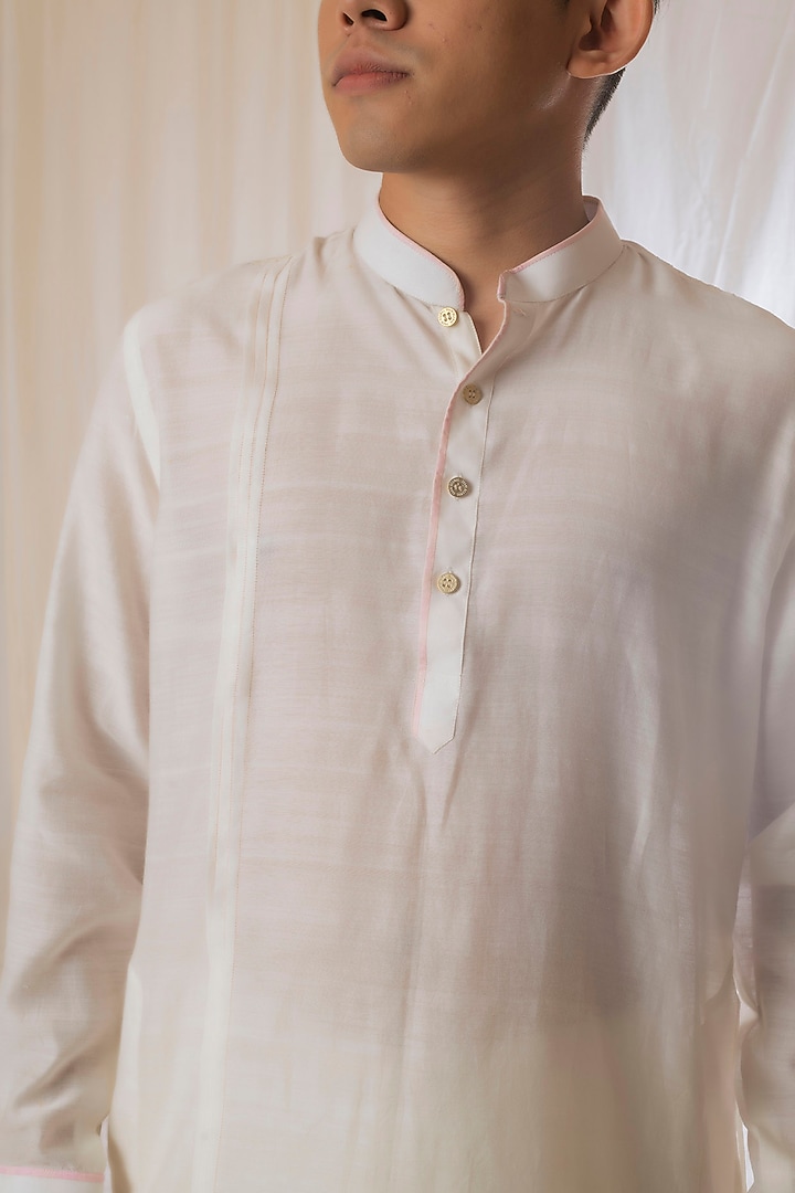 Off-White Handwoven Cotton Silk Applique Work Kurta by VAANI BESWAL MEN at Pernia's Pop Up Shop