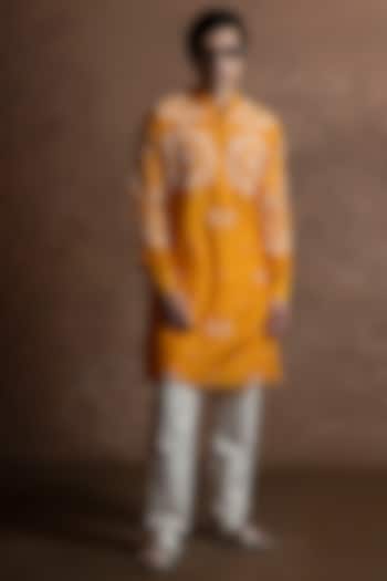 Yellow Muslin Embroidered Kurta by VAANI BESWAL MEN at Pernia's Pop Up Shop