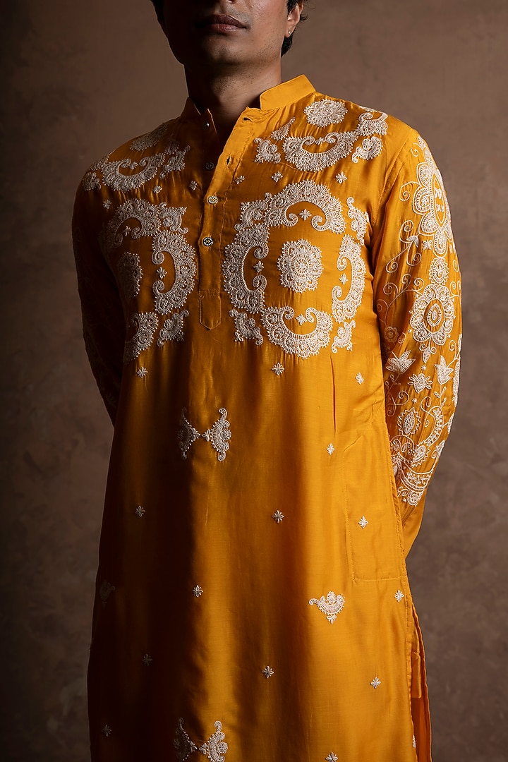Yellow Muslin Embroidered Kurta by VAANI BESWAL MEN at Pernia's Pop Up Shop
