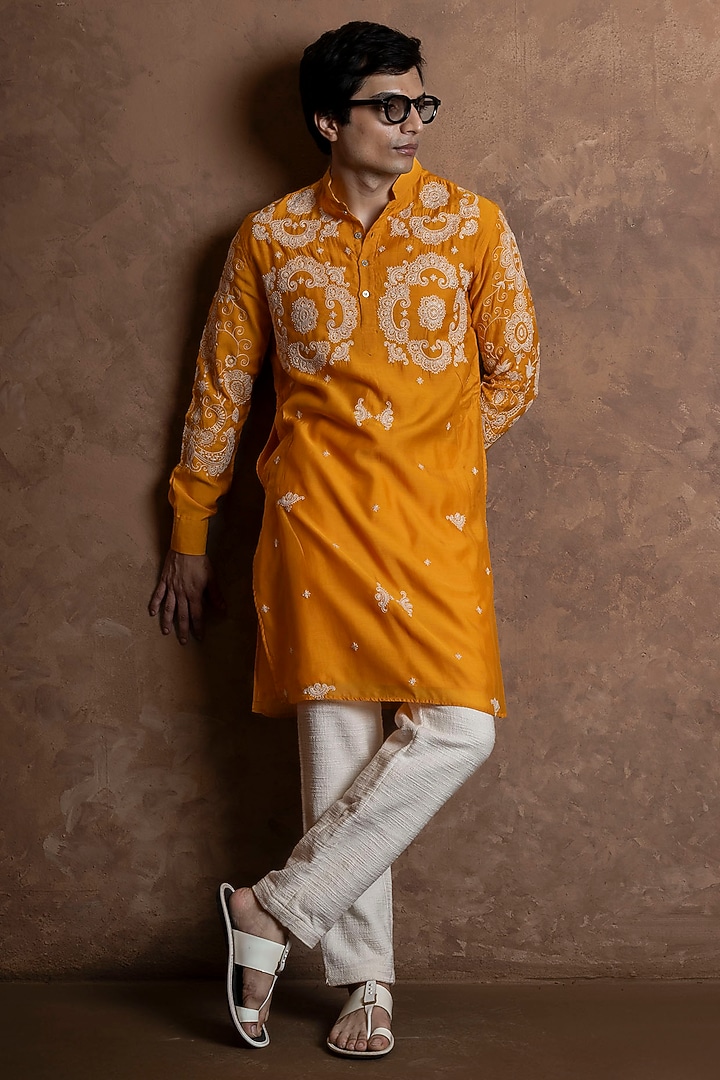 Yellow Muslin Embroidered Kurta by VAANI BESWAL MEN at Pernia's Pop Up Shop
