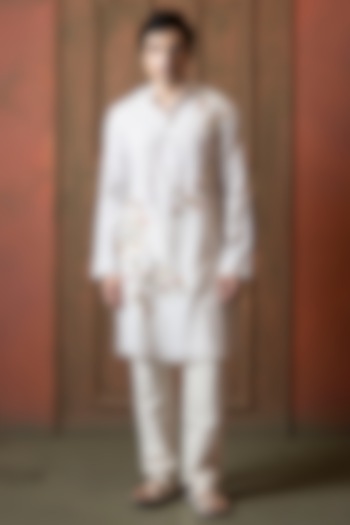 White Muslin Floral Embroidered Kurta by VAANI BESWAL MEN at Pernia's Pop Up Shop