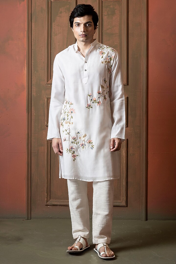 White Muslin Floral Embroidered Kurta by VAANI BESWAL MEN at Pernia's Pop Up Shop