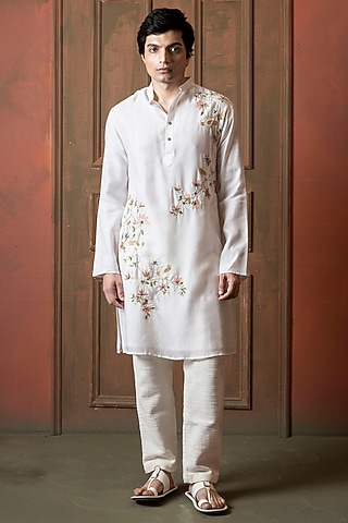 White Muslin Floral Embroidered Kurta by VAANI BESWAL MEN