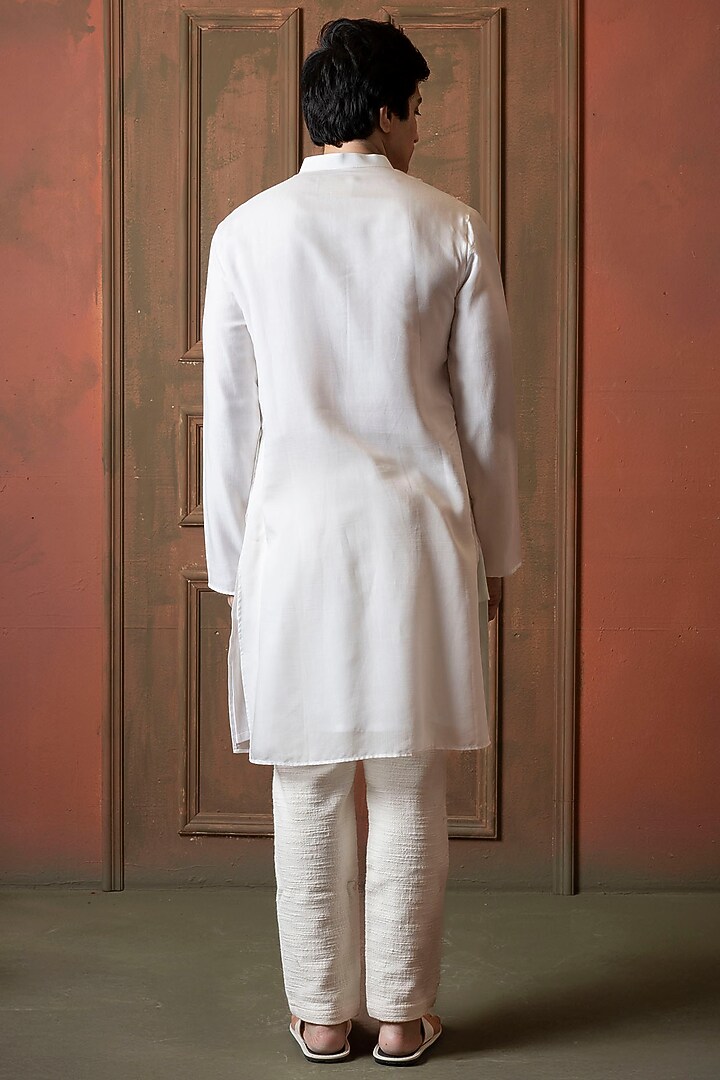 White Muslin Floral Embroidered Kurta by VAANI BESWAL MEN at Pernia's Pop Up Shop