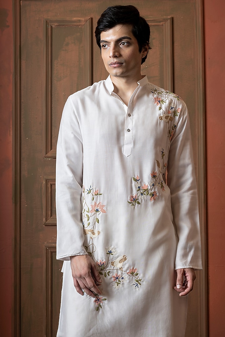 White Muslin Floral Embroidered Kurta by VAANI BESWAL MEN at Pernia's Pop Up Shop