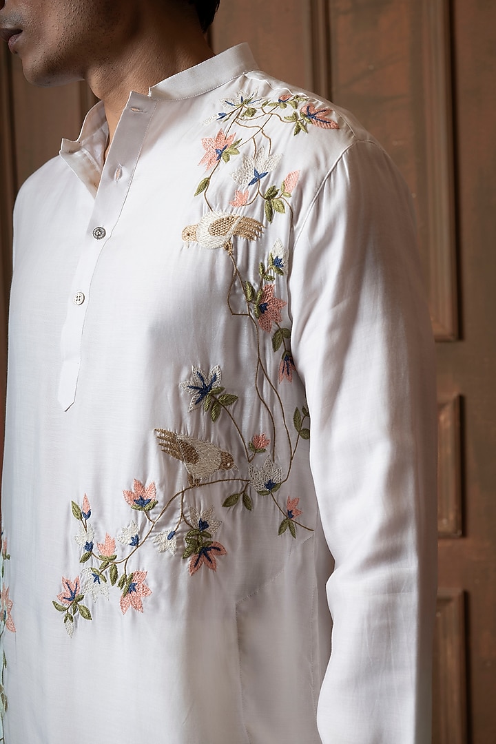 White Muslin Floral Embroidered Kurta by VAANI BESWAL MEN at Pernia's Pop Up Shop