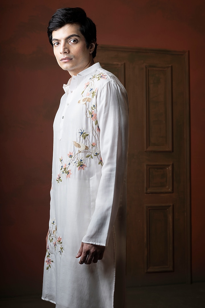 White Muslin Floral Embroidered Kurta by VAANI BESWAL MEN at Pernia's Pop Up Shop