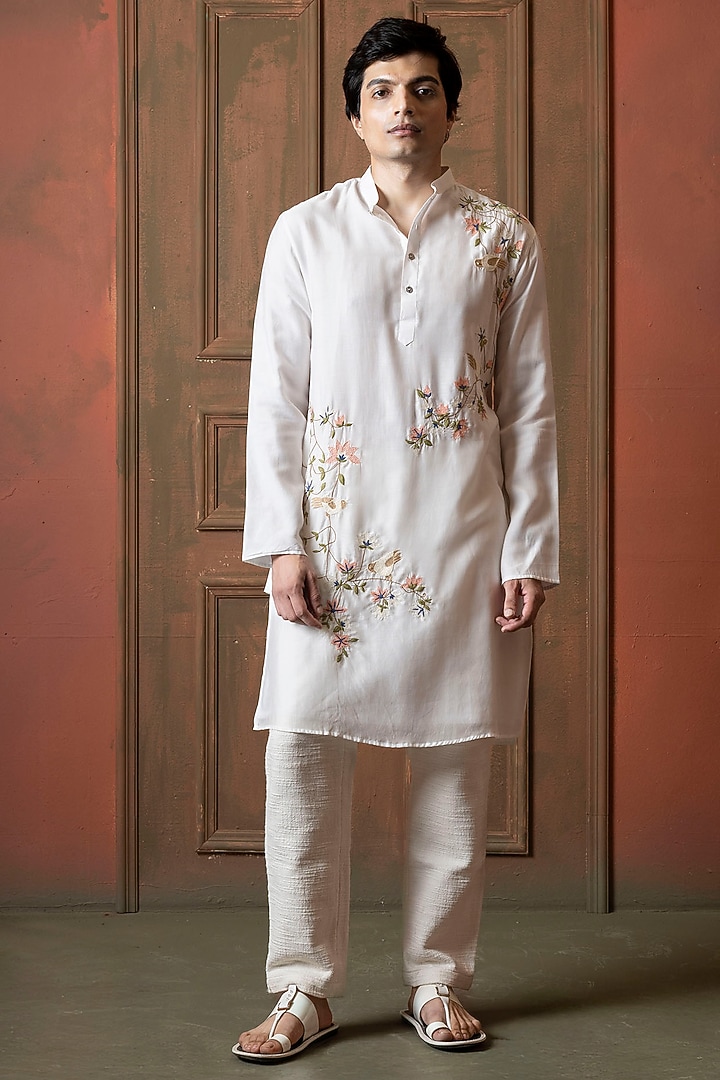 White Muslin Floral Embroidered Kurta by VAANI BESWAL MEN at Pernia's Pop Up Shop