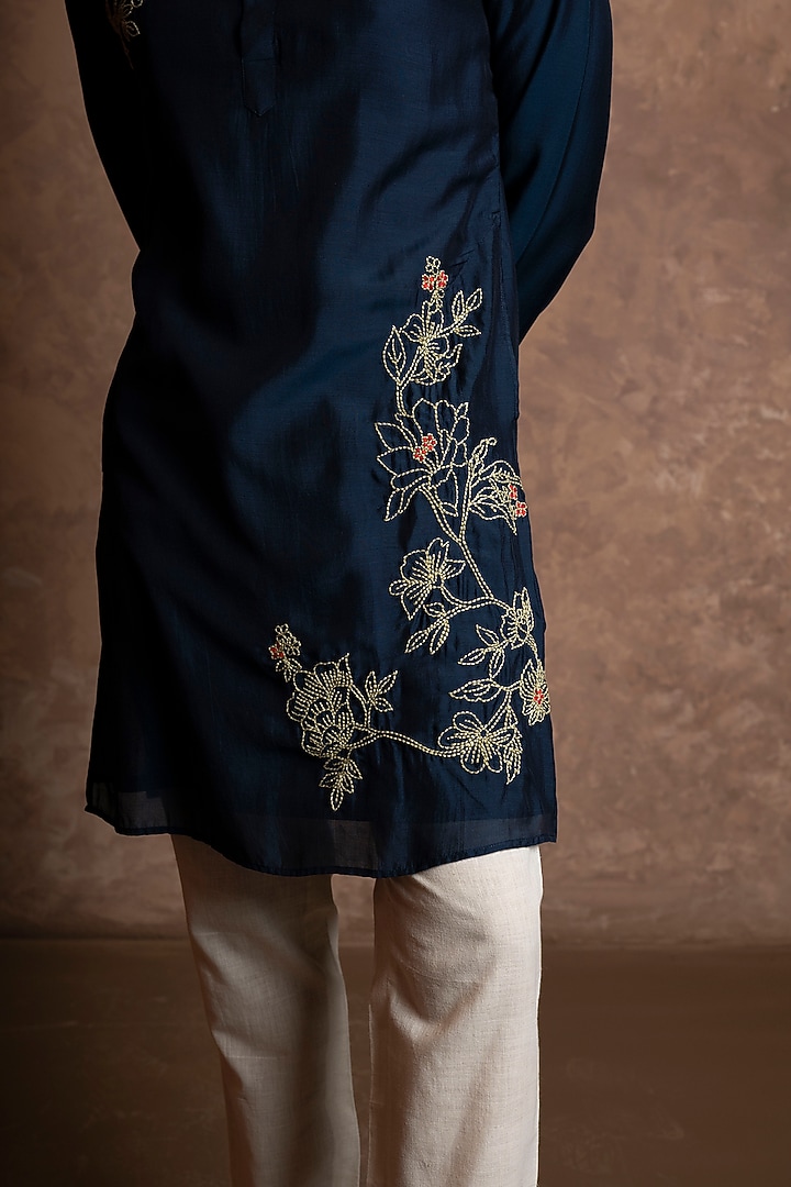 Navy Blue Muslin Floral Embroidered Kurta by VAANI BESWAL MEN at Pernia's Pop Up Shop