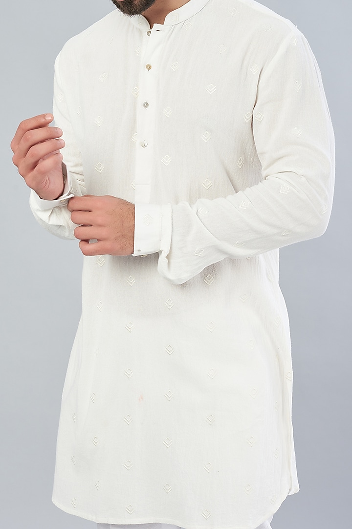 White Cotton Embroidered
Kurta Set by VARENYA at Pernia's Pop Up Shop